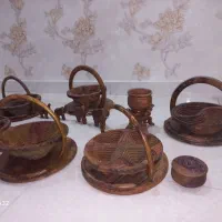 تعدادی ظروف چوبی و دکوری پذیرایی زیبا