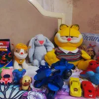 اسباب بازی ها و عروسک ها و اسکیت