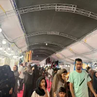 کارگر برای بساط زیتون ترشی داخل بازار روز