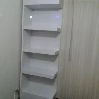 کتابخانه یا طبقات اسباب بازی و وسایل بچه ها