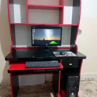 میز کامپیوتر و کامپیوتر