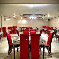 نیروی پسر جوان کار در رستوران و خانم جهت رزرواسیون