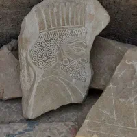 مجسمه سرباز هخامنشی سنگی دست تراش