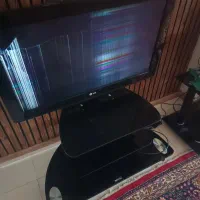 تلویزیون نیازمند تعمیر همراه میز