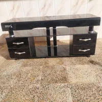 میز تلویزیون ۴کشو سالم بدون خط و خش شیشه ای