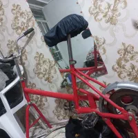 دوچرخه ثابت و مقداری وسایل و لوازم خانه