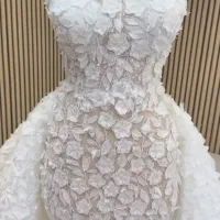 فروشنده بابت کار در پارچه و اکسسوری عروس