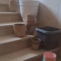 تعدادی گلدان در سایزهای مختلف