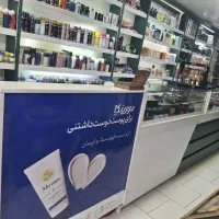 قفسه و ویترین دکوراسیون فروشگاهی