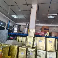 کارگر فروشگاه زنبورداری