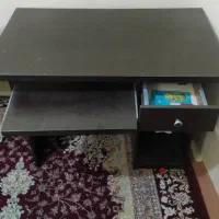میز تحریر و کامپیوتر