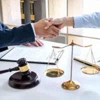 خدمات حقوقی حرفه‌ای ،مشاوره رایگان + پیگیری تخصصی