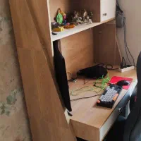 میز تحریر و کامپیوتر