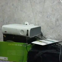 یک دستگاه ایکس باکس ۳۶۰ سفید دیسک خور