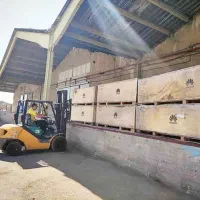 انجام عملیات جابجایی خط تولید با لیفتراک و اپراتور