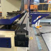 کارگر کمک استاد کار ساخت کابین و نسب اسانسور