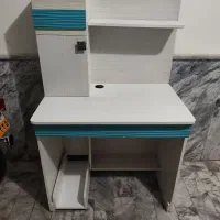 میز تحریر و کامپیوتر