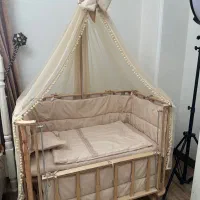 تخت و گهواره چوبی نوزاد کنار مادر