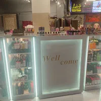 فروشنده خانم در لوازم آرایشی