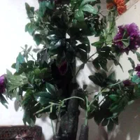یک گلدان گل مصنوعی زیبا و شیک ‌البته بزرگ