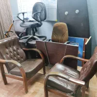 تعدادی میز و صندلی چرخ دار اداری|مبلمان اداری|شاهین‌شهر, فردوسی|دیوار
