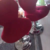 تعدادی صندلی راحتی چندین رنگ