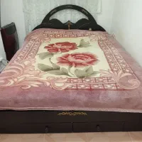 تخت خواب و دراور.