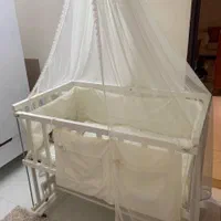 تخت کنار مادر