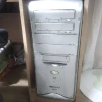 کامپیوتر با صندلی و میز