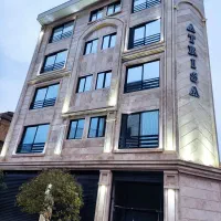 به یک کارگر ماهر برای سنگ کاری