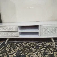 میز تلویزیون تمیز و مرتب بدون خط خش در حد نو