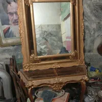 یک عدد کنسول رنگ طلایی ویک  چهار چوب قدی