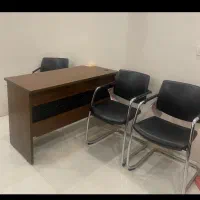 یک میز اداری و ۲ عدد صندلی در حد نو