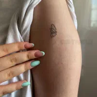 یک خانم برای مدل تتوبدن جهت تکمیل آلبوم