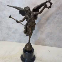 مجسمه برنزی نفیر