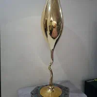 دوعدد گلدان بلند طلایی کنار سالنی و3عدد مجسمه