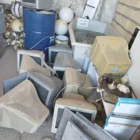 تعدادی کیس ومانیتورکارکرده وتلفن قابل استفاده