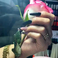 خدمات کاشت ناخن