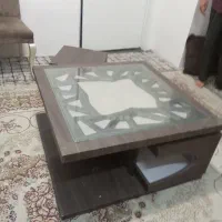 یک میز وسط مبل با سه تا عسلی و دو عدد گلدان