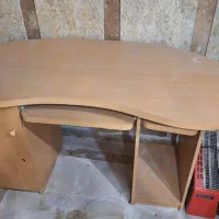 میز تحریر و کامپیوتر