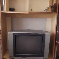 کمد و تلویزیون