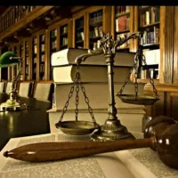 استخدام وکیل حقوقی و کاراموز