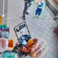 گمشده(برداشتن کبوتر قرمز نشان از‌جلو مغازه)