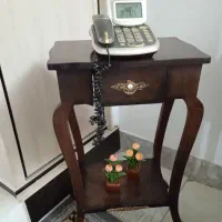 میز و گوشی تلفن و گنجه در حد نو باهم