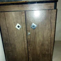 یک جاکفشی و یک چارپایه