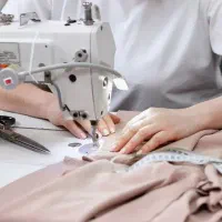 همکاری با خیاط حرفه‌ای برای دوخت محصول پارچه‌ای