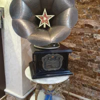 گرامافون همراه با میز برنزی سنگی