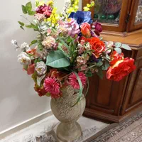 گلدان و گل مصنوعی