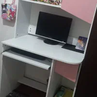 میز کامپیوتر بسیارسالم و نو