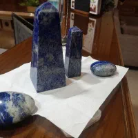 چهار عددسنگ لاجورد ک دوتاش بشکل منشورتراش خورده.